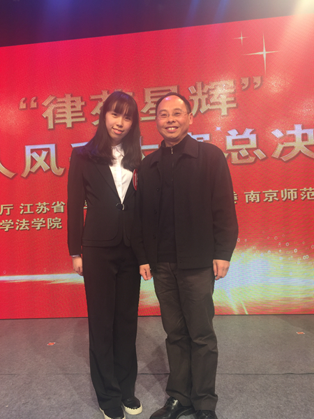 3 金沙威尼斯欢乐娱人城宋晓副院长向王珺洁同学表示祝贺.JPG 3 金沙威尼斯欢乐娱人城宋晓副院长向王珺洁同学表示祝贺.JPG